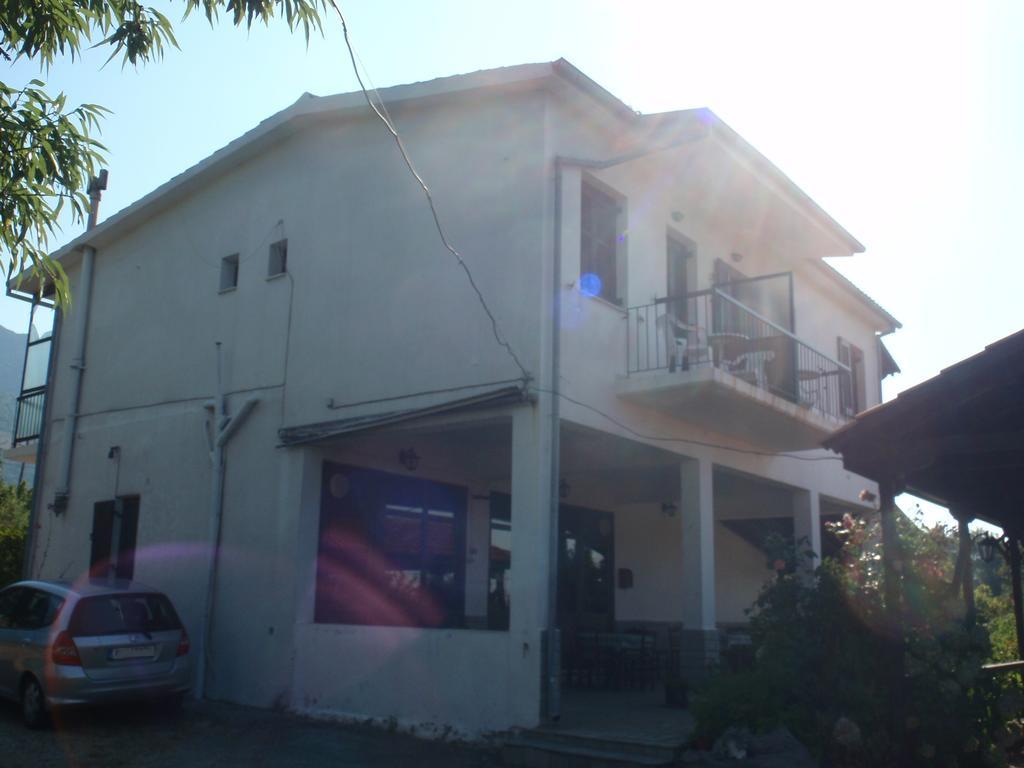 Meraklis Rooms Kariotes Exterior photo