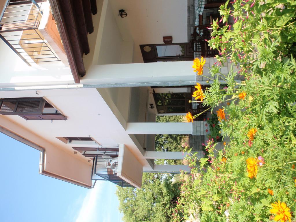 Meraklis Rooms Kariotes Exterior photo